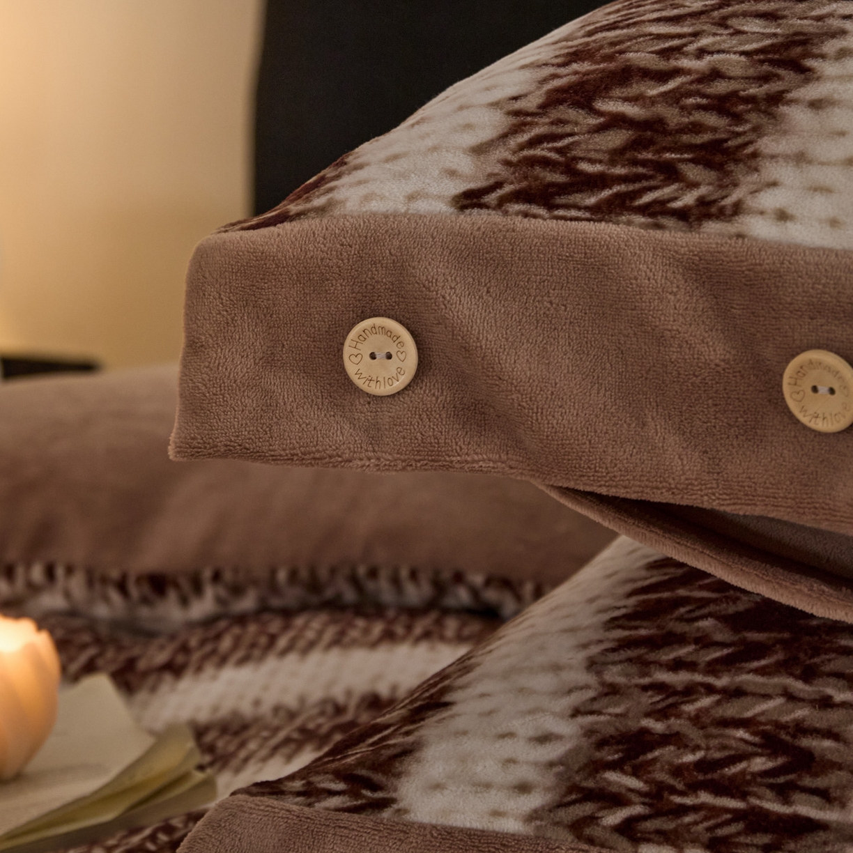 91家纺网 家纺一手货源 找家纺 吾诺家居 吾诺 2025新款纽扣款牛奶绒四件套美丽绒四件套数码四件套 毛衣棕