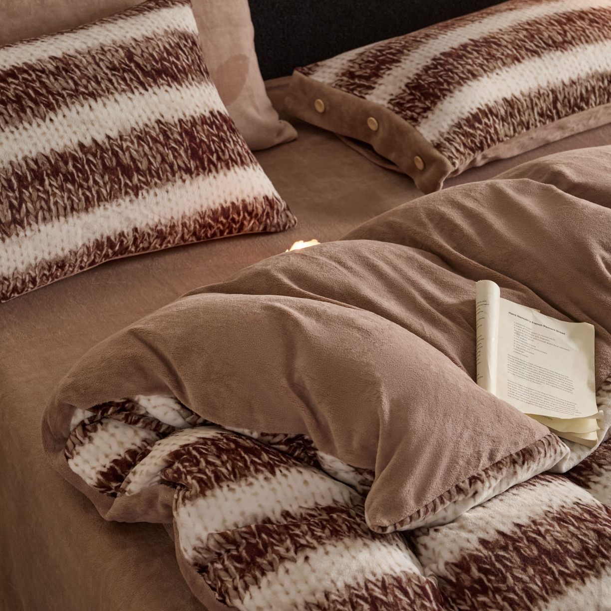 91家纺网 家纺一手货源 找家纺 吾诺家居 吾诺 2025新款纽扣款牛奶绒四件套美丽绒四件套数码四件套 毛衣棕