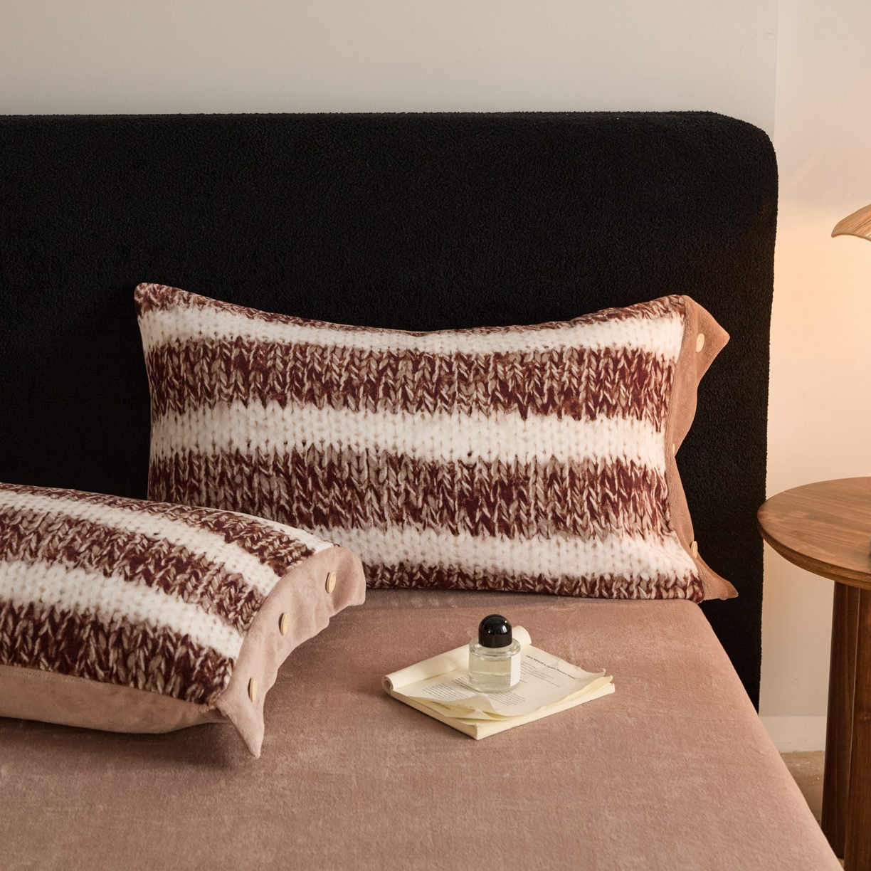 91家纺网 家纺一手货源 找家纺 吾诺家居 吾诺 2025新款纽扣款牛奶绒四件套美丽绒四件套数码四件套 毛衣棕