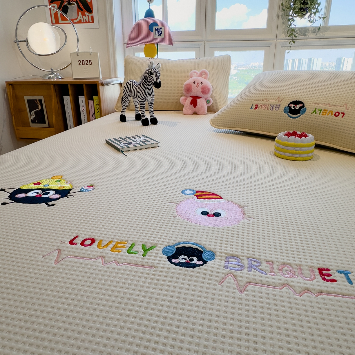 91家纺网 家纺一手货源 找家纺 （总）宜派家纺 2025新款华夫格夹棉刺绣床笠单品卡通可爱学生宿舍单品单床笠床罩