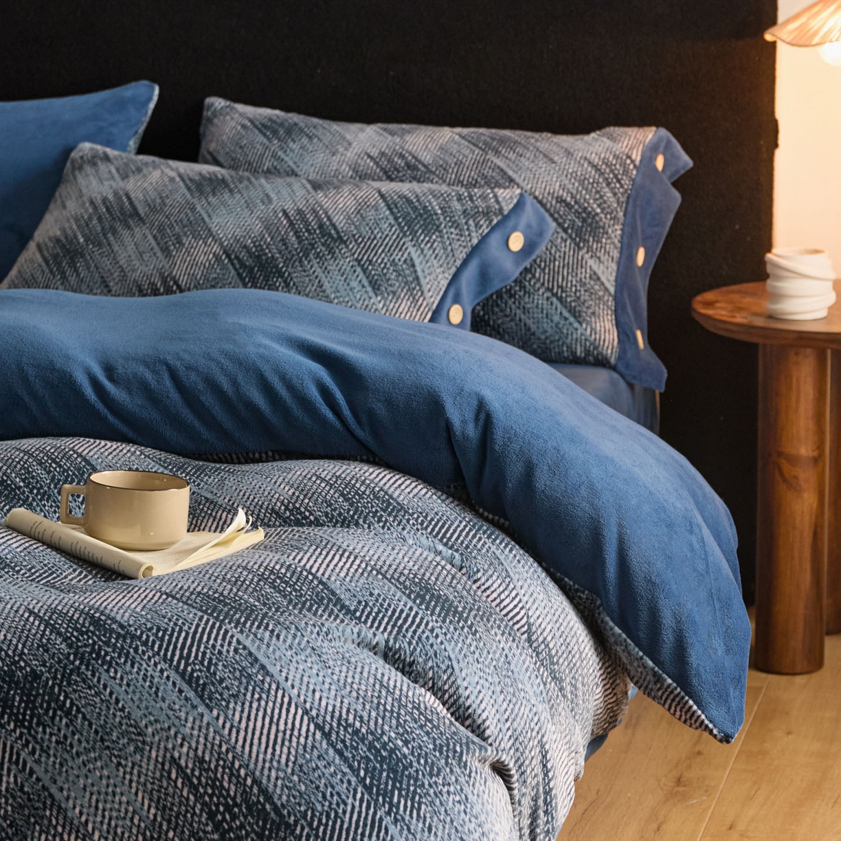 91家纺网 家纺一手货源 找家纺 吾诺家居 吾诺 2025新款纽扣款牛奶绒四件套美丽绒四件套数码四件套 千鸟格蓝