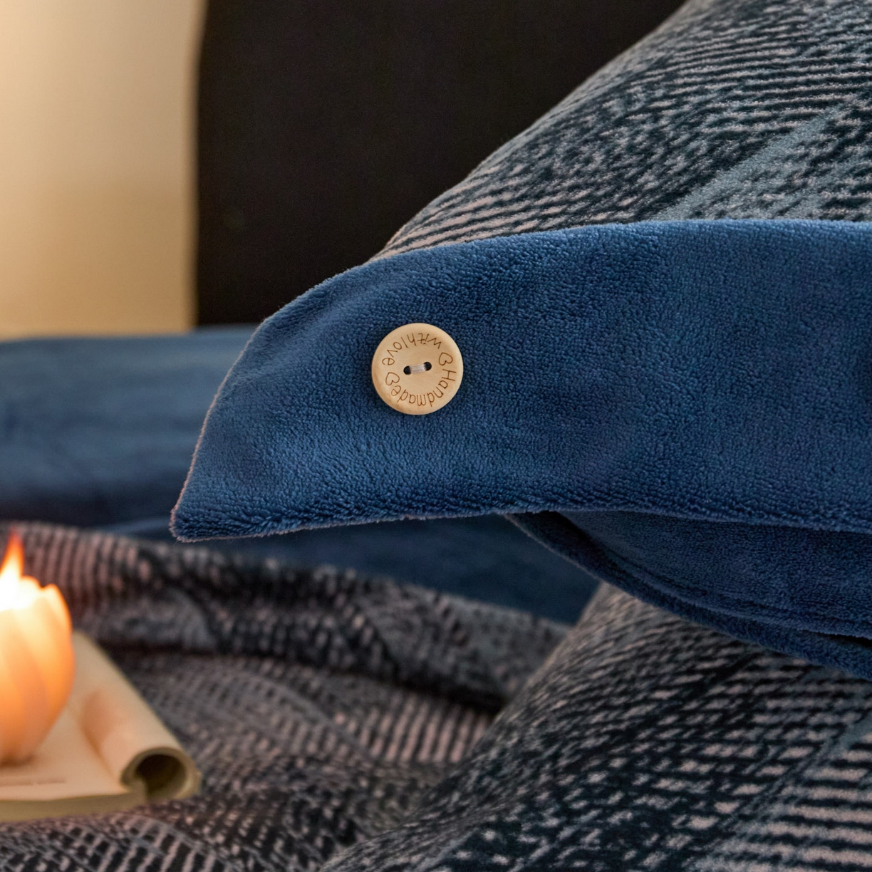 91家纺网 家纺一手货源 找家纺 吾诺家居 吾诺 2025新款纽扣款牛奶绒四件套美丽绒四件套数码四件套 千鸟格蓝