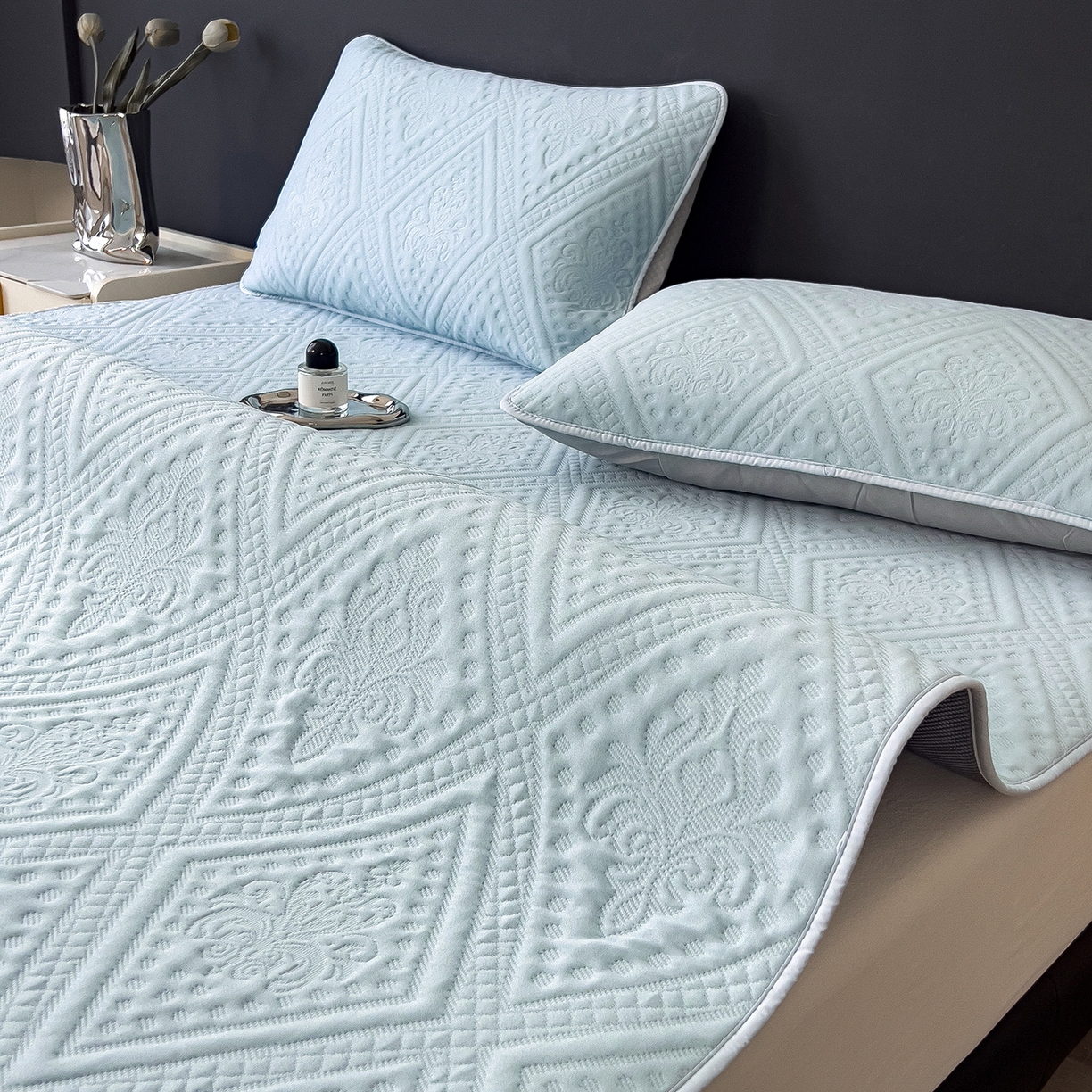 91家纺网 家纺一手货源 找家纺 （总）宜派家纺 2025新款A类柔感彩绒棉夹棉床护垫-菱影蔓花