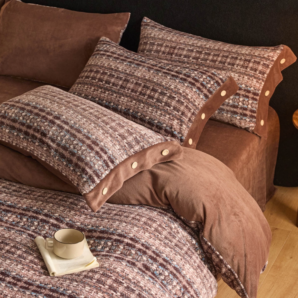 91家纺网 家纺一手货源 找家纺 吾诺家居 吾诺 2025新款纽扣款牛奶绒四件套美丽绒四件套数码四件套 织梦