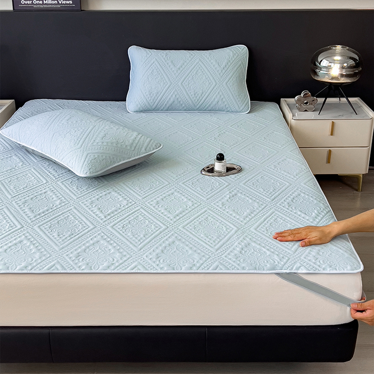 91家纺网 家纺一手货源 找家纺 宜派家纺 2025新款A类柔感彩绒棉夹棉床护垫-菱影蔓花 菱影蔓花-淡雅蓝