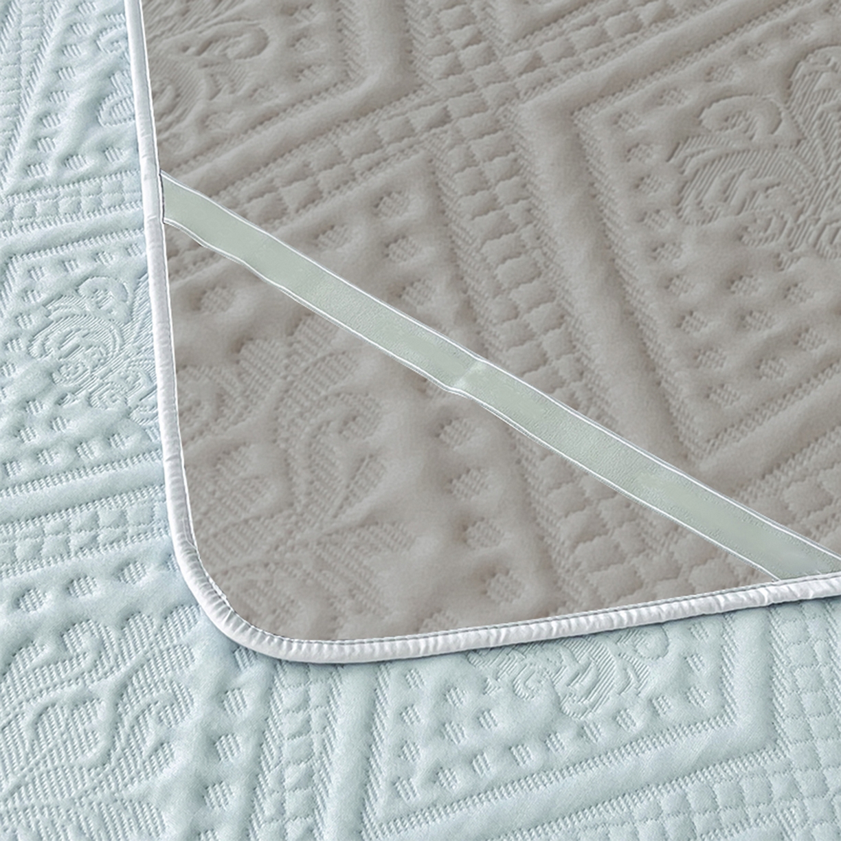 91家纺网 家纺一手货源 找家纺 宜派家纺 2025新款A类柔感彩绒棉夹棉床护垫-菱影蔓花 菱影蔓花-淡雅蓝