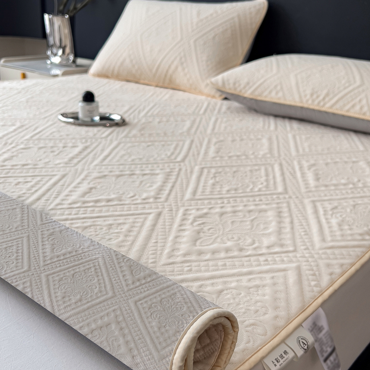 91家纺网 家纺一手货源 找家纺 宜派家纺 2025新款A类柔感彩绒棉夹棉床护垫-菱影蔓花 菱影蔓花-沙砾米