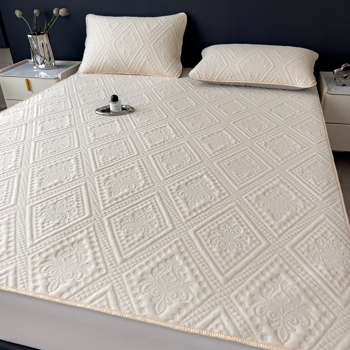 91家纺网 家纺一手货源 找家纺 宜派家纺 2025新款A类柔感彩绒棉夹棉床护垫-菱影蔓花 菱影蔓花-沙砾米