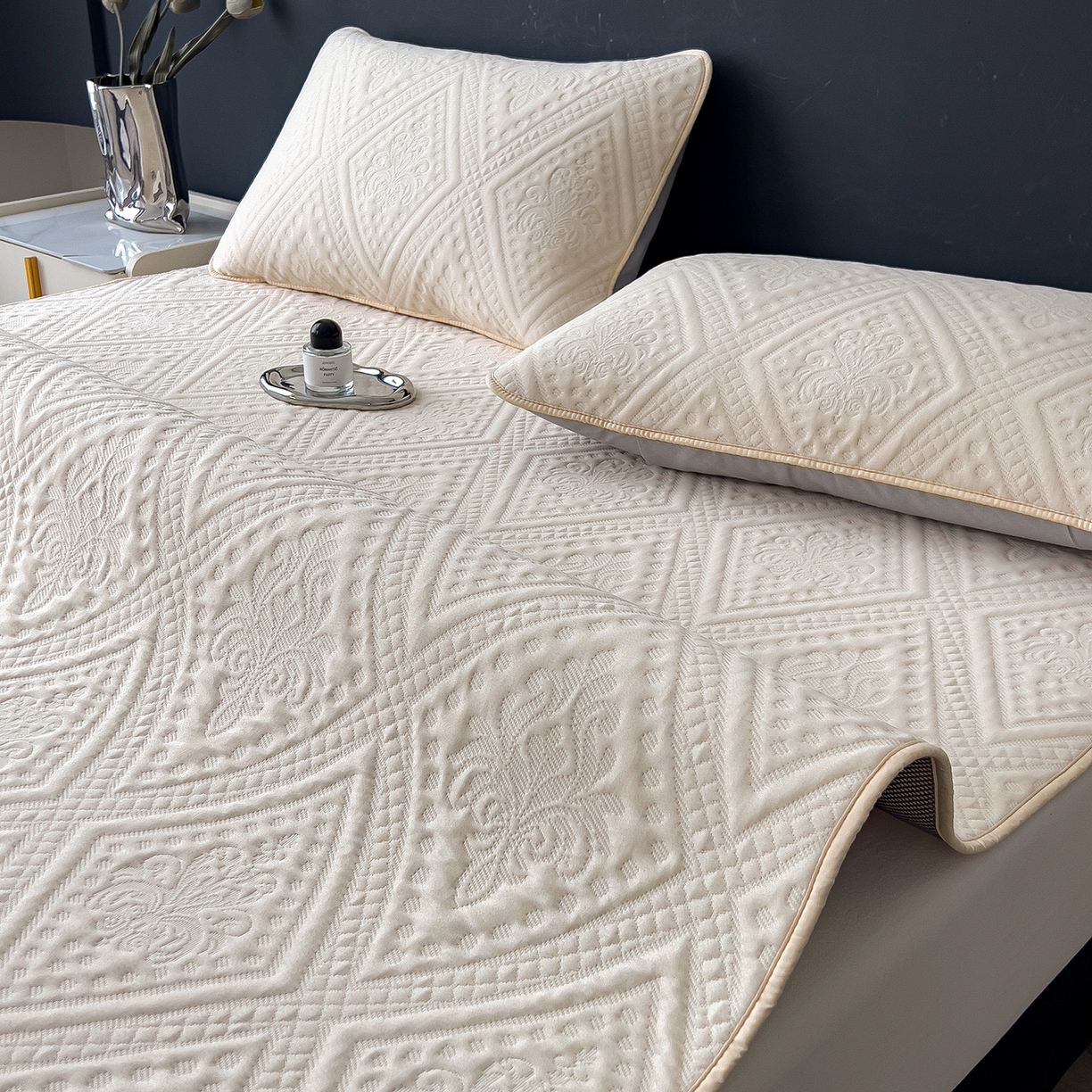 91家纺网 家纺一手货源 找家纺 宜派家纺 2025新款A类柔感彩绒棉夹棉床护垫-菱影蔓花 菱影蔓花-沙砾米