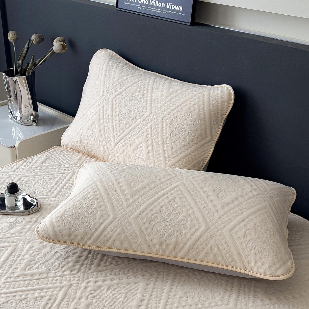 91家纺网 家纺一手货源 找家纺 宜派家纺 2025新款A类柔感彩绒棉夹棉床护垫-菱影蔓花 菱影蔓花-沙砾米