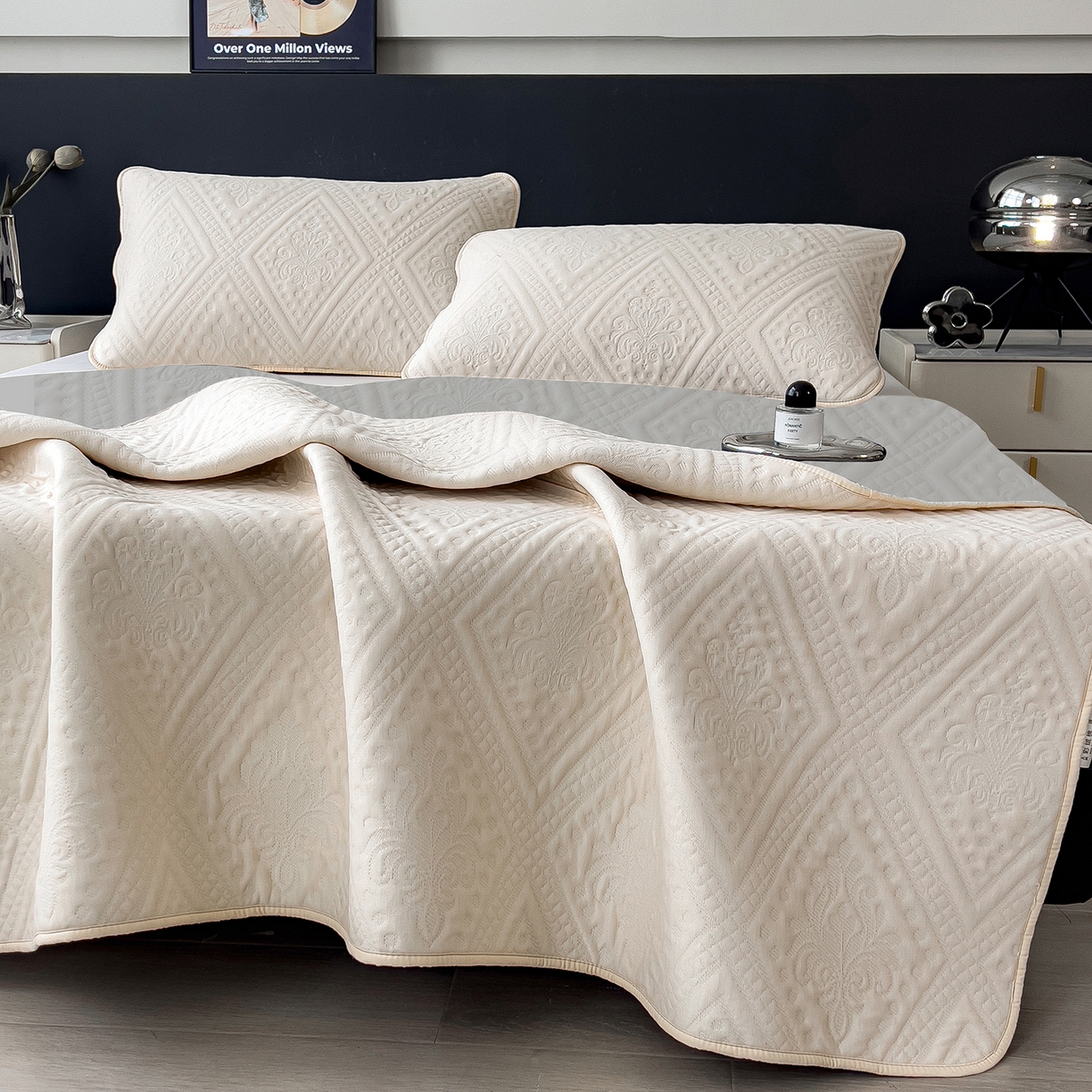 91家纺网 家纺一手货源 找家纺 宜派家纺 2025新款A类柔感彩绒棉夹棉床护垫-菱影蔓花 菱影蔓花-沙砾米