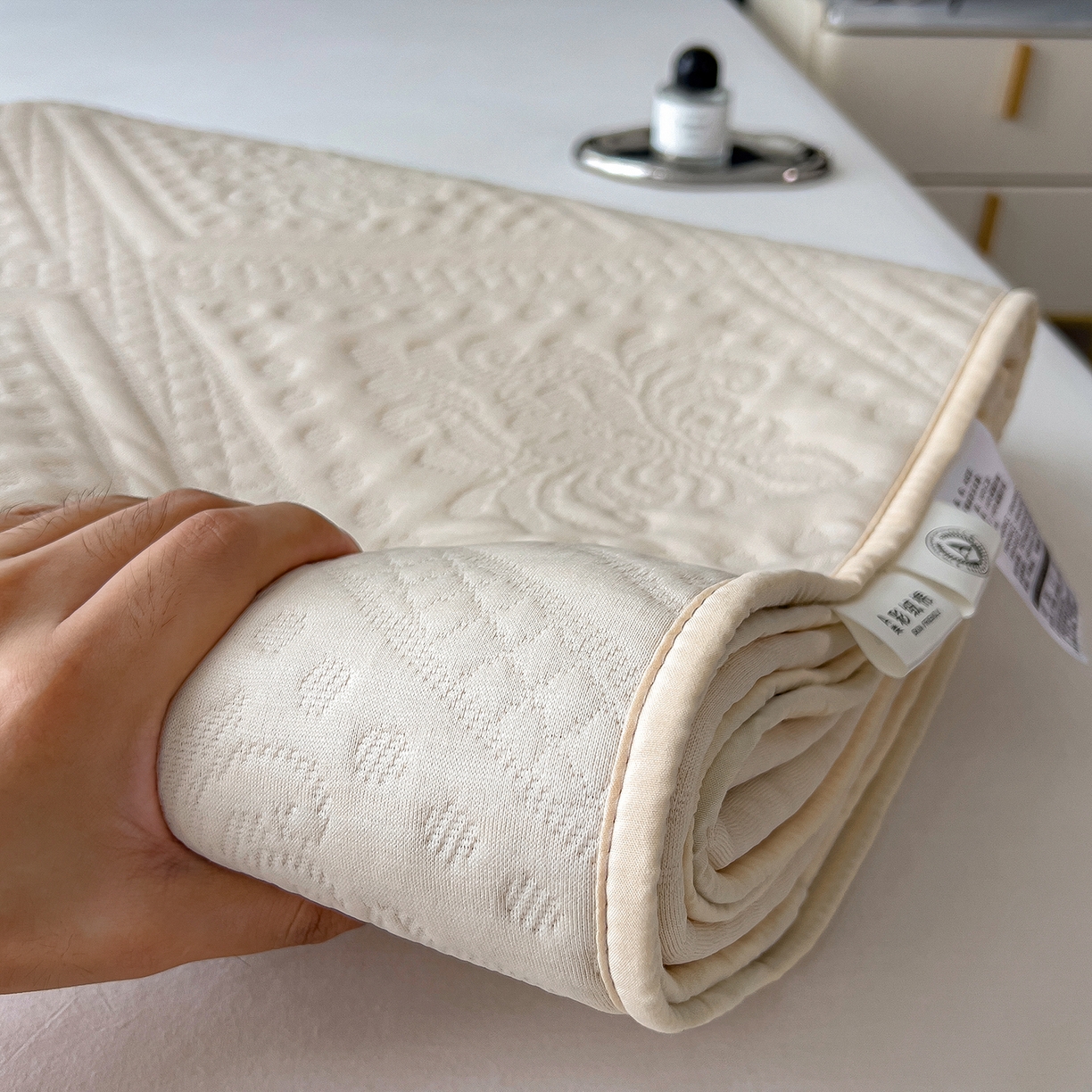 91家纺网 家纺一手货源 找家纺 宜派家纺 2025新款A类柔感彩绒棉夹棉床护垫-菱影蔓花 菱影蔓花-沙砾米