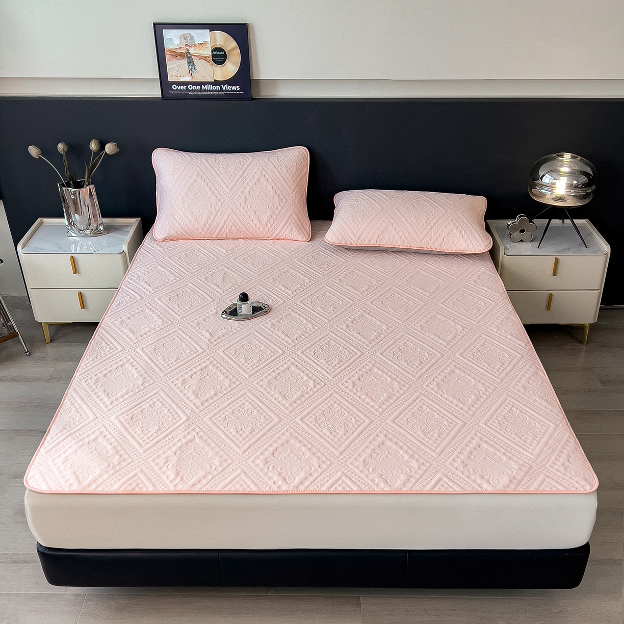 91家纺网 家纺一手货源 找家纺 宜派家纺 2025新款A类柔感彩绒棉夹棉床护垫-菱影蔓花 菱影蔓花-樱花粉