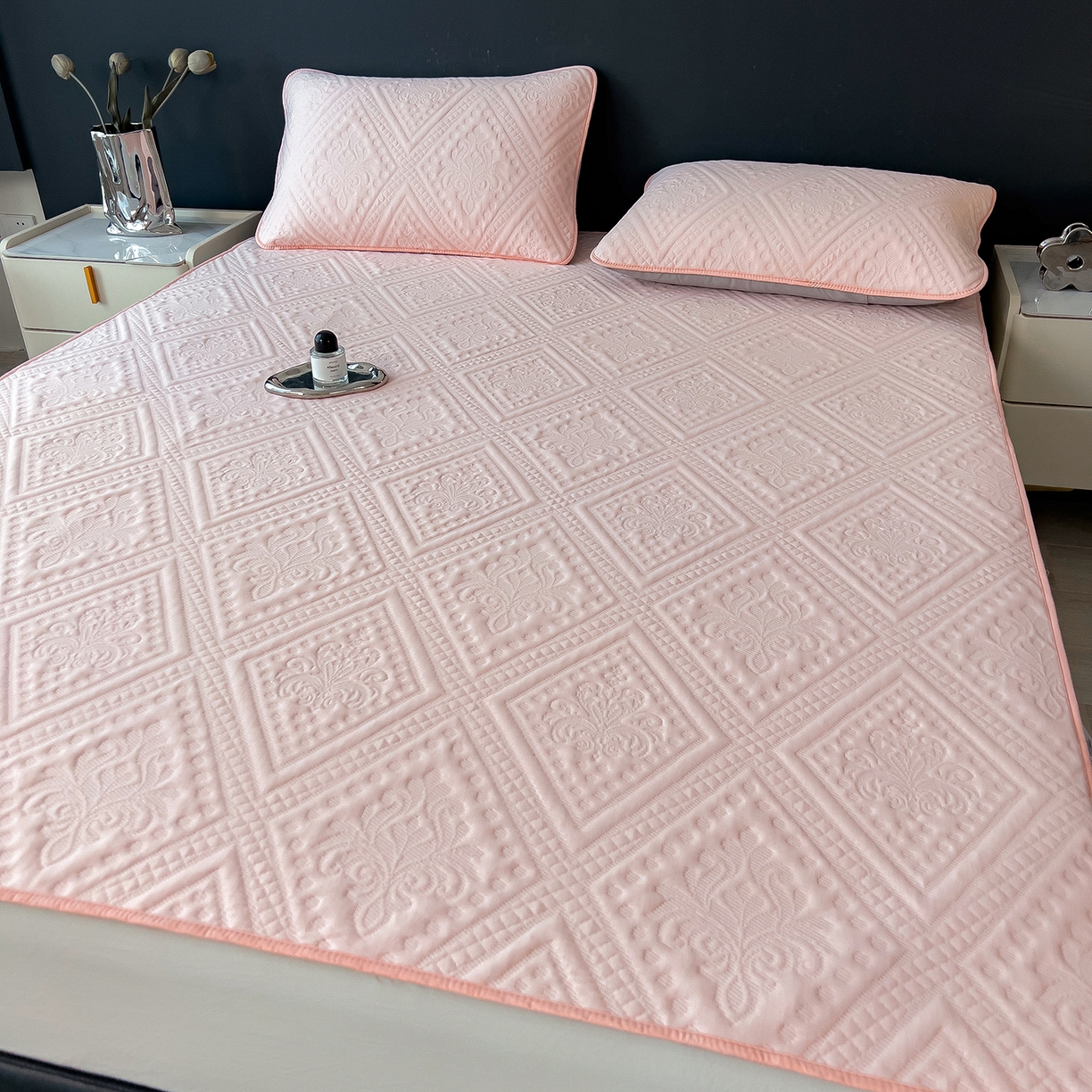 91家纺网 家纺一手货源 找家纺 宜派家纺 2025新款A类柔感彩绒棉夹棉床护垫-菱影蔓花 菱影蔓花-樱花粉