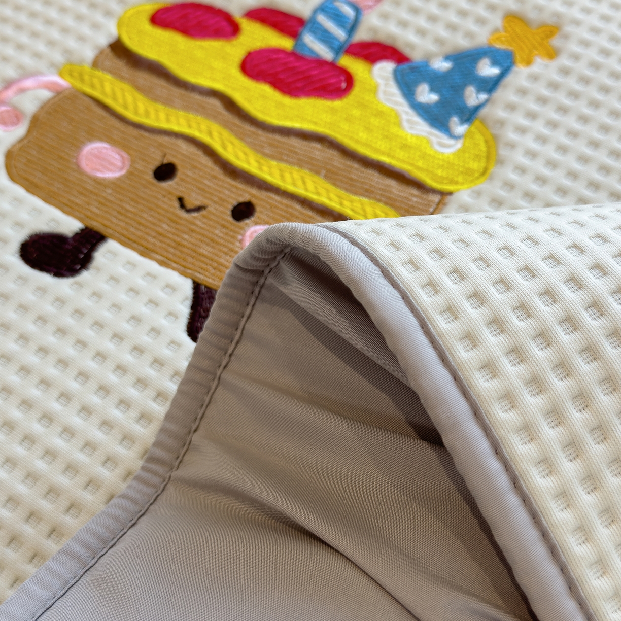 91家纺网 家纺一手货源 找家纺 宜派家纺 2025新款华夫格夹棉刺绣床笠单品卡通可爱学生宿舍单品单床笠床罩 烘焙童话-云絮白