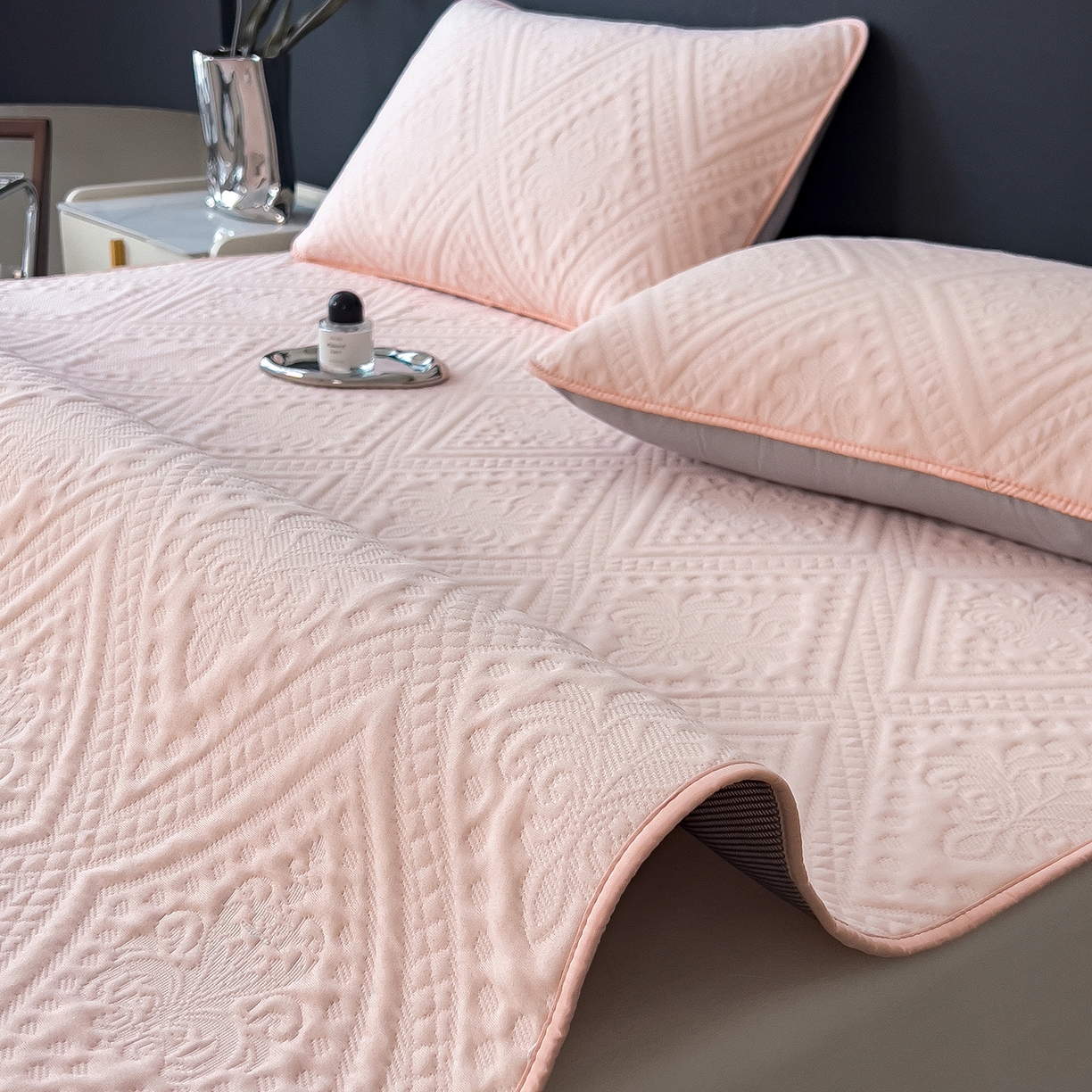 91家纺网 家纺一手货源 找家纺 宜派家纺 2025新款A类柔感彩绒棉夹棉床护垫-菱影蔓花 菱影蔓花-樱花粉