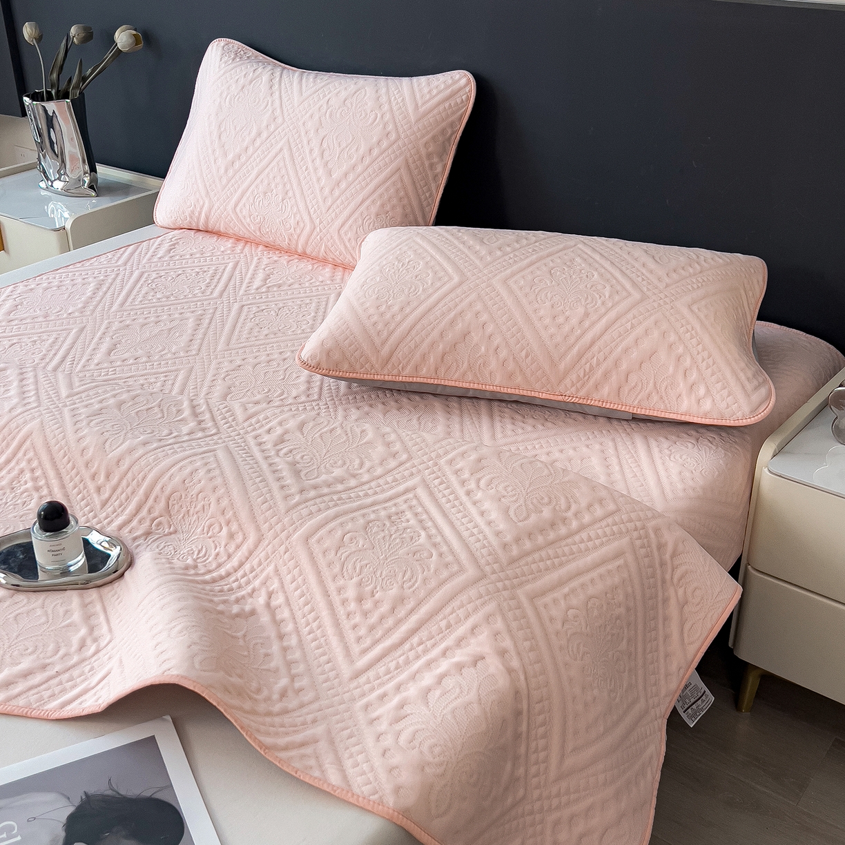 91家纺网 家纺一手货源 找家纺 宜派家纺 2025新款A类柔感彩绒棉夹棉床护垫-菱影蔓花 菱影蔓花-樱花粉