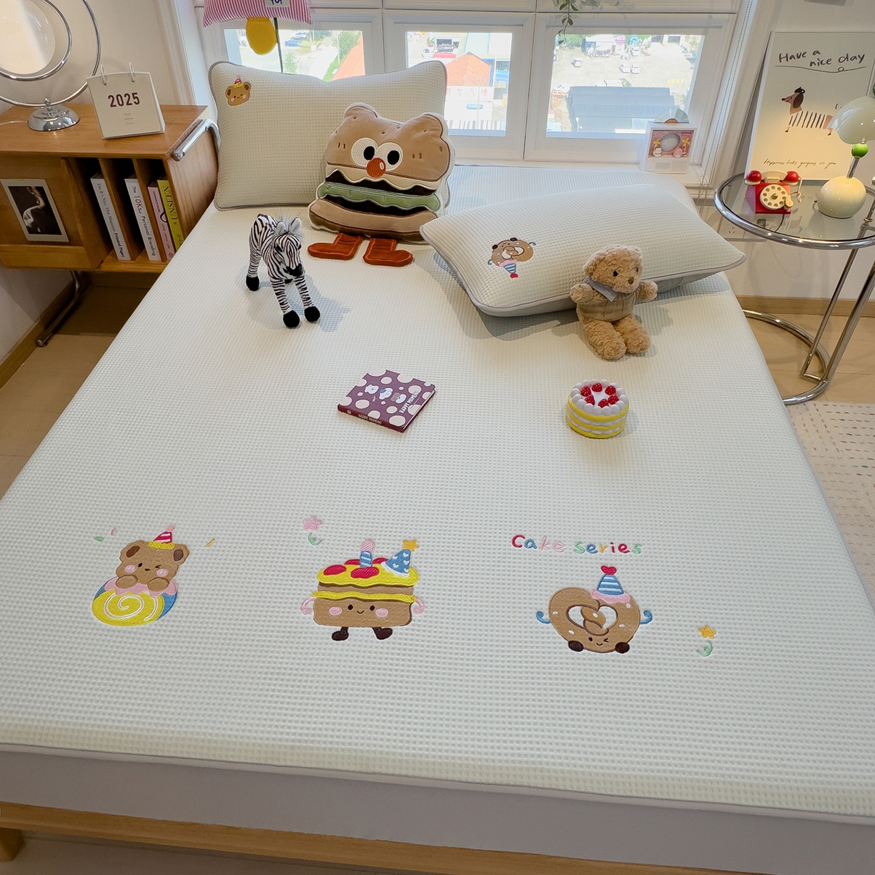 91家纺网 家纺一手货源 找家纺 宜派家纺 2025新款华夫格夹棉刺绣床笠单品卡通可爱学生宿舍单品单床笠床罩 烘焙童话-云絮白