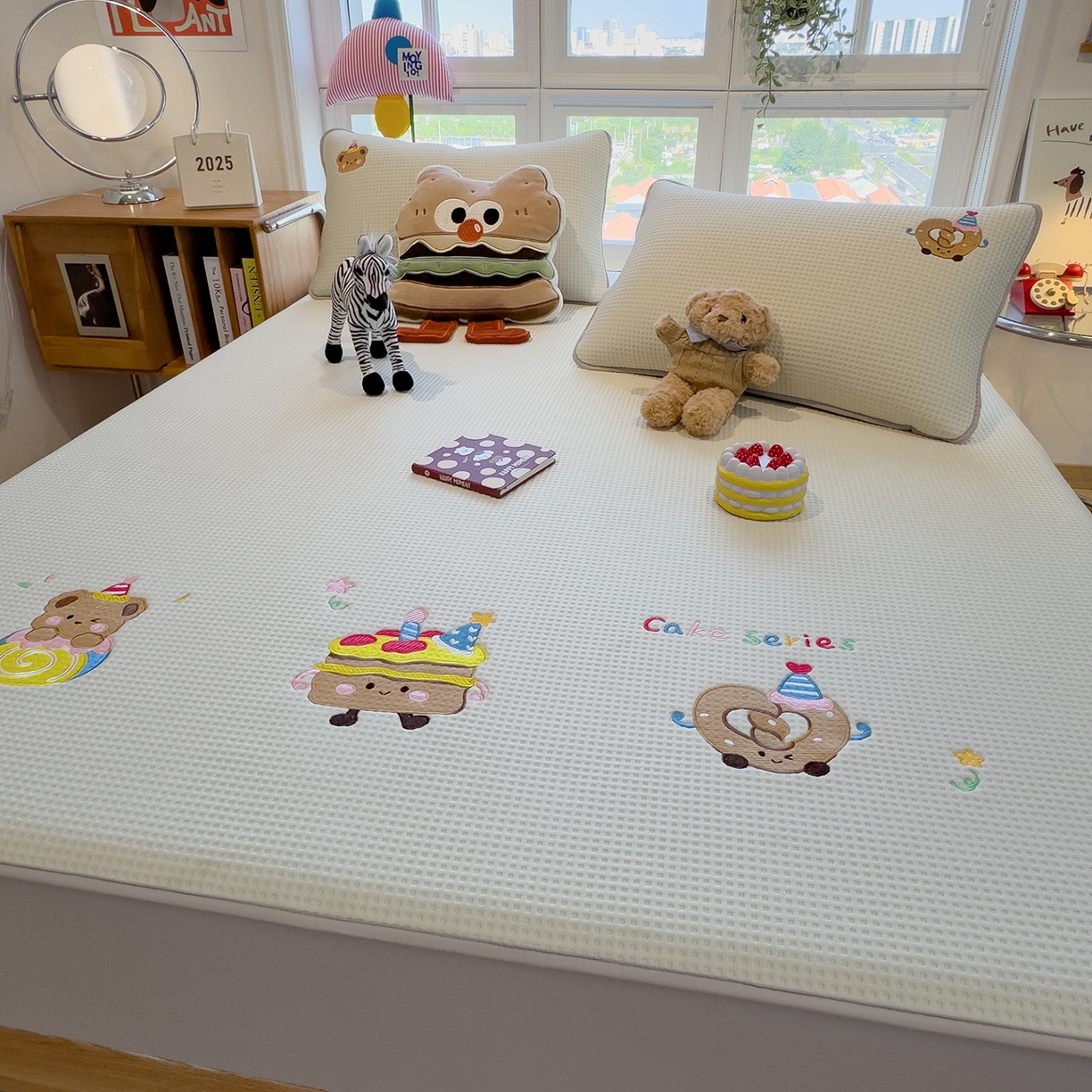 91家纺网 家纺一手货源 找家纺 宜派家纺 2025新款华夫格夹棉刺绣床笠单品卡通可爱学生宿舍单品单床笠床罩 烘焙童话-云絮白