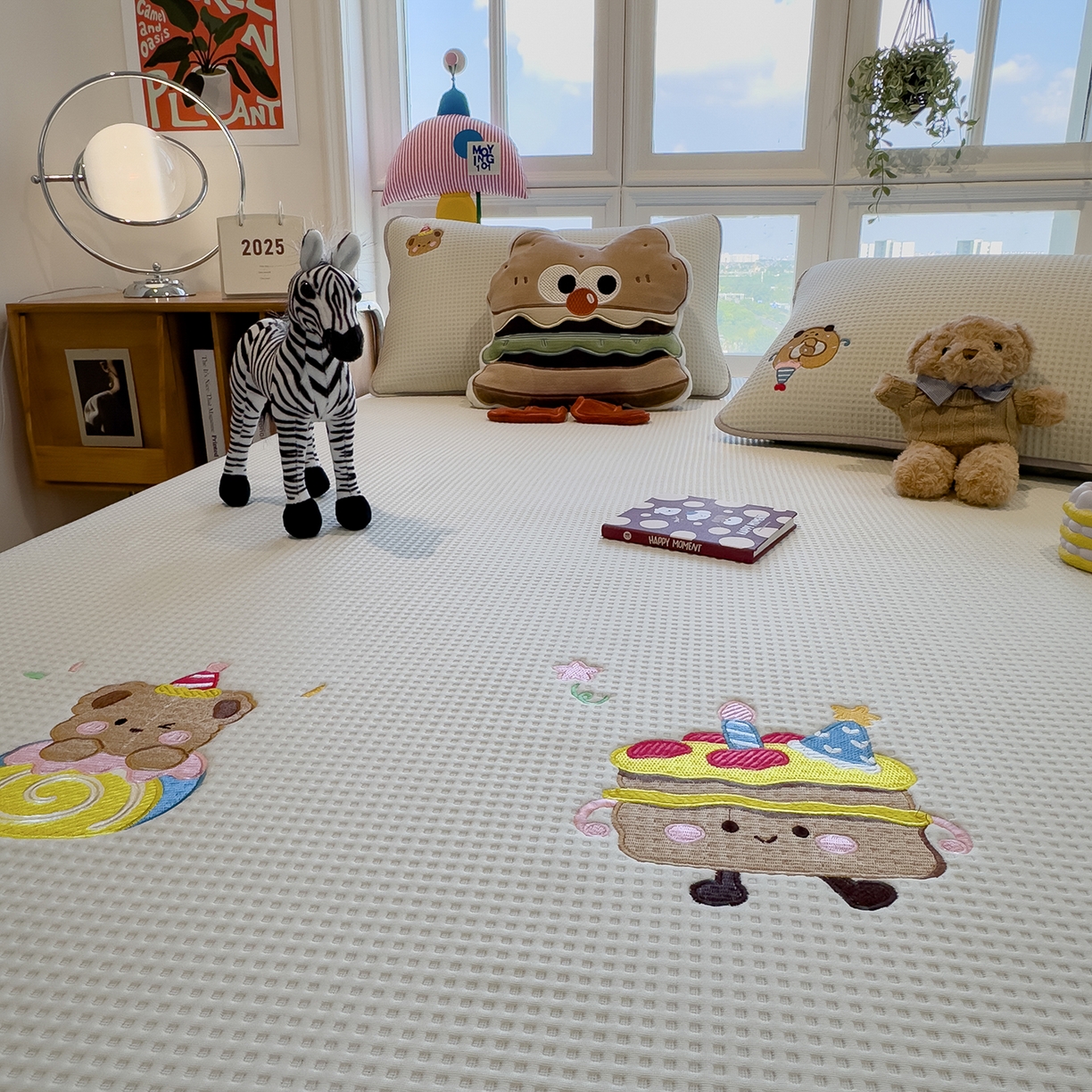 91家纺网 家纺一手货源 找家纺 宜派家纺 2025新款华夫格夹棉刺绣床笠单品卡通可爱学生宿舍单品单床笠床罩 烘焙童话-云絮白