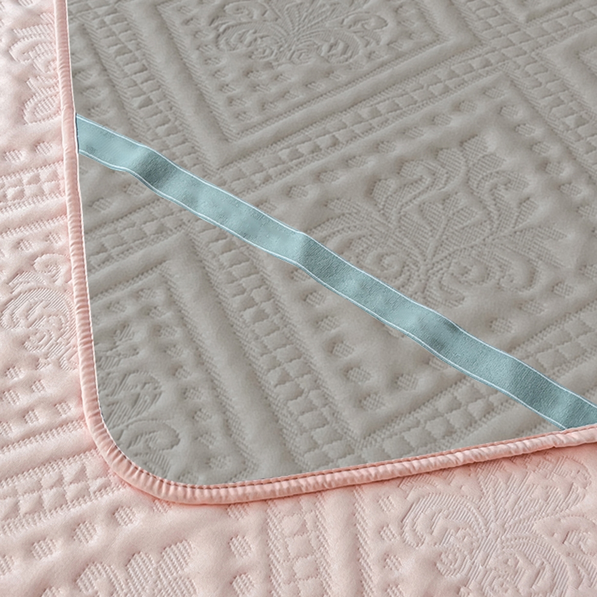 91家纺网 家纺一手货源 找家纺 宜派家纺 2025新款A类柔感彩绒棉夹棉床护垫-菱影蔓花 菱影蔓花-樱花粉