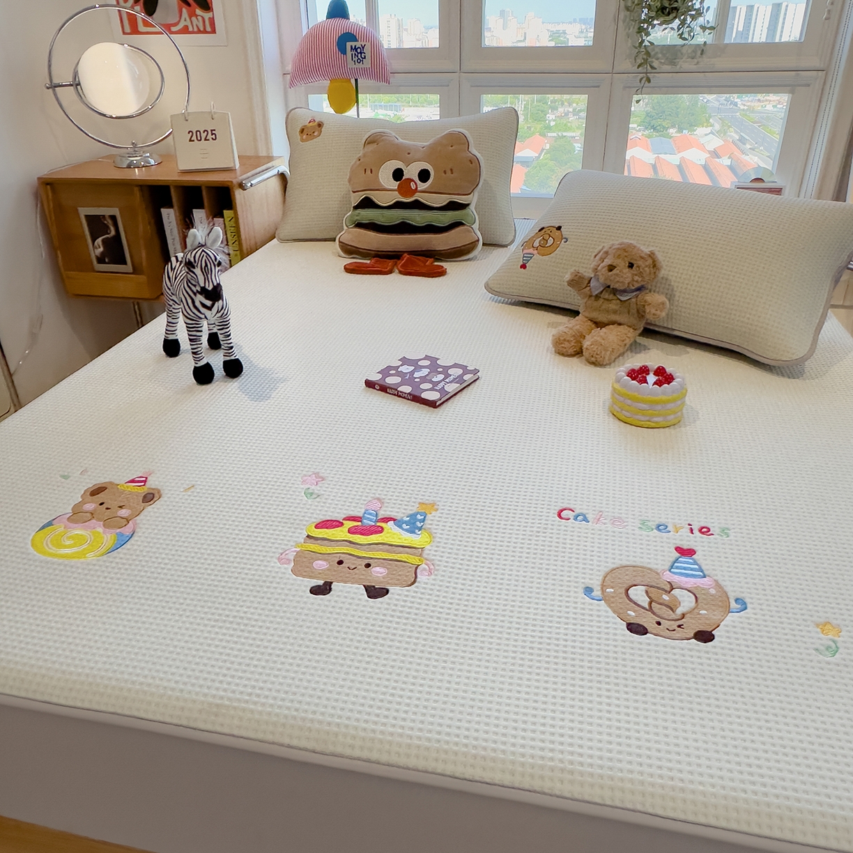 91家纺网 家纺一手货源 找家纺 宜派家纺 2025新款华夫格夹棉刺绣床笠单品卡通可爱学生宿舍单品单床笠床罩 烘焙童话-云絮白