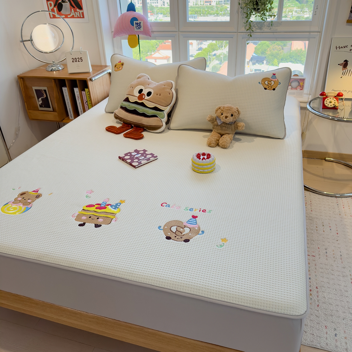 91家纺网 家纺一手货源 找家纺 宜派家纺 2025新款华夫格夹棉刺绣床笠单品卡通可爱学生宿舍单品单床笠床罩 烘焙童话-云絮白