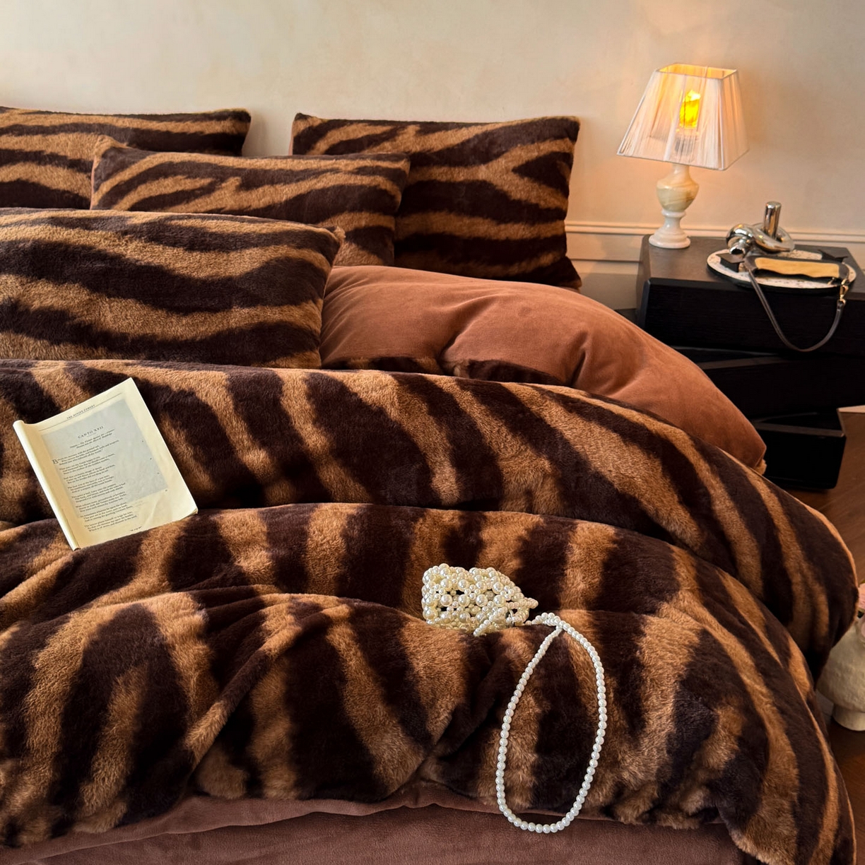 91家纺网 家纺一手货源 找家纺 吾诺家居 2025新款美拉德260克兔毛四件套数码四件套牛奶绒四件套 斑马棕