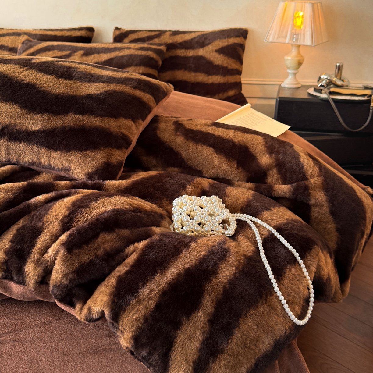 91家纺网 家纺一手货源 找家纺 吾诺家居 2025新款美拉德260克兔毛四件套数码四件套牛奶绒四件套 斑马棕