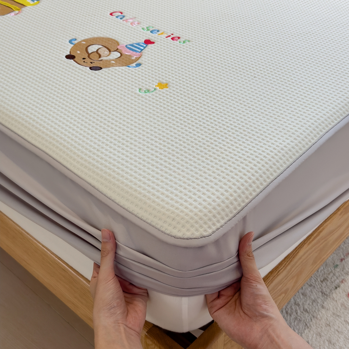 91家纺网 家纺一手货源 找家纺 宜派家纺 2025新款华夫格夹棉刺绣床笠单品卡通可爱学生宿舍单品单床笠床罩 烘焙童话-云絮白