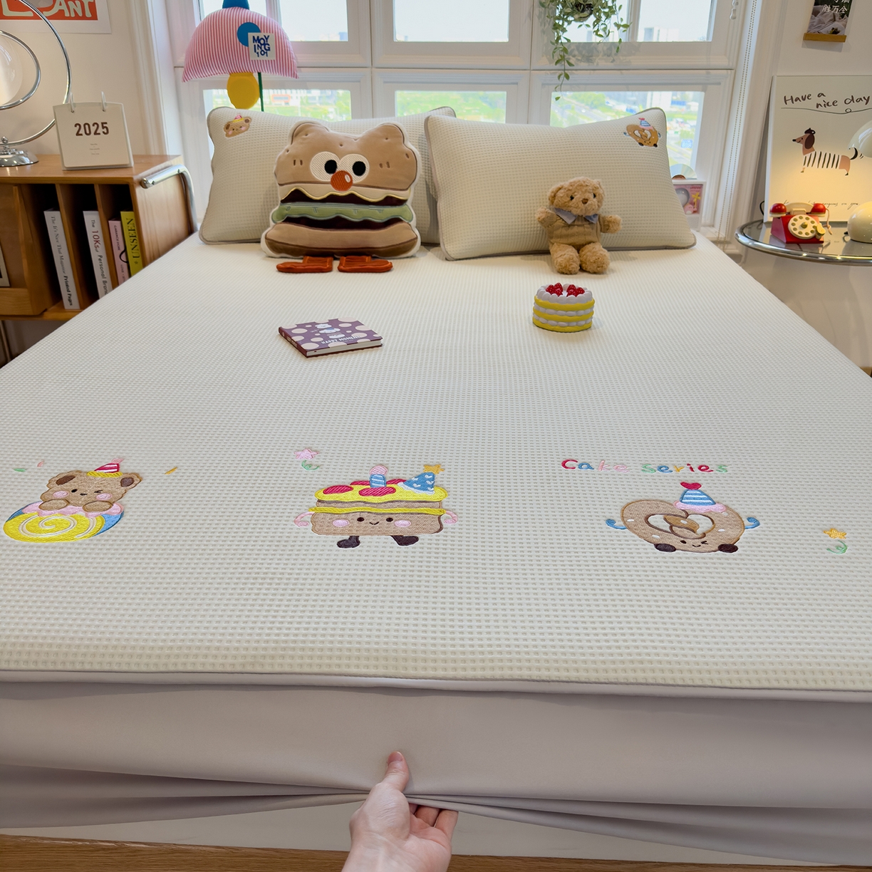 91家纺网 家纺一手货源 找家纺 宜派家纺 2025新款华夫格夹棉刺绣床笠单品卡通可爱学生宿舍单品单床笠床罩 烘焙童话-云絮白