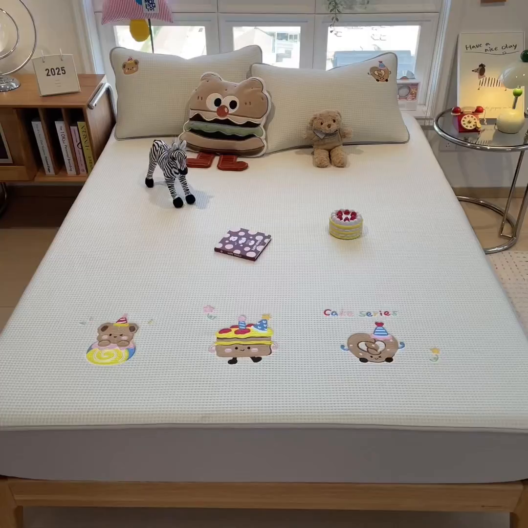 91家纺网 家纺一手货源 找家纺 宜派家纺 2025新款华夫格夹棉刺绣床笠单品卡通可爱学生宿舍单品单床笠床罩 烘焙童话-云絮白