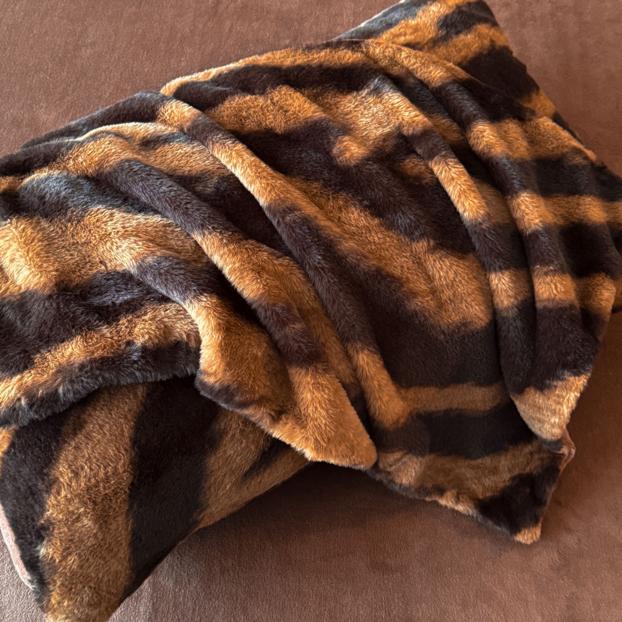 91家纺网 家纺一手货源 找家纺 吾诺家居 2025新款美拉德260克兔毛四件套数码四件套牛奶绒四件套 斑马棕