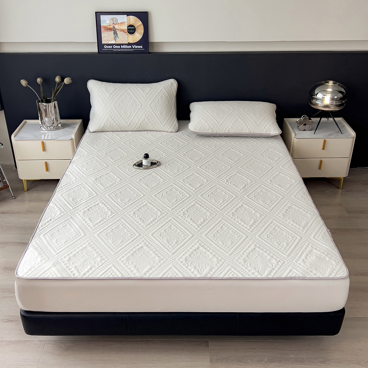 91家纺网 家纺一手货源 找家纺 宜派家纺 2025新款A类柔感彩绒棉夹棉床护垫-菱影蔓花 菱影蔓花-珠光白