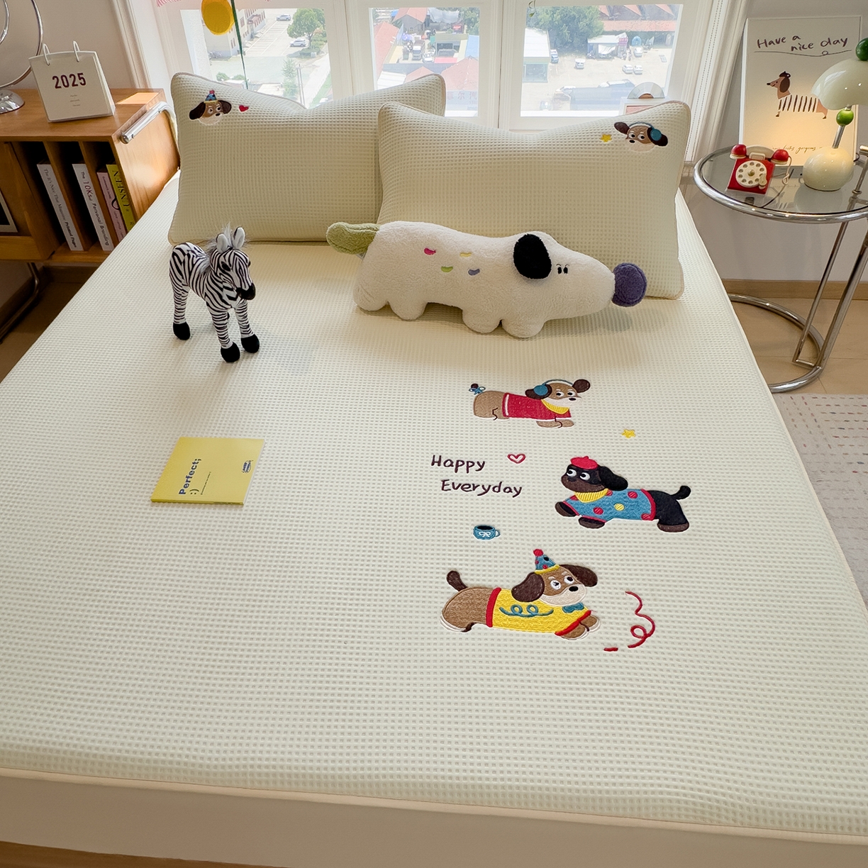 91家纺网 家纺一手货源 找家纺 宜派家纺 2025新款华夫格夹棉刺绣床笠单品卡通可爱学生宿舍单品单床笠床罩 开心小狗-淡雅黄