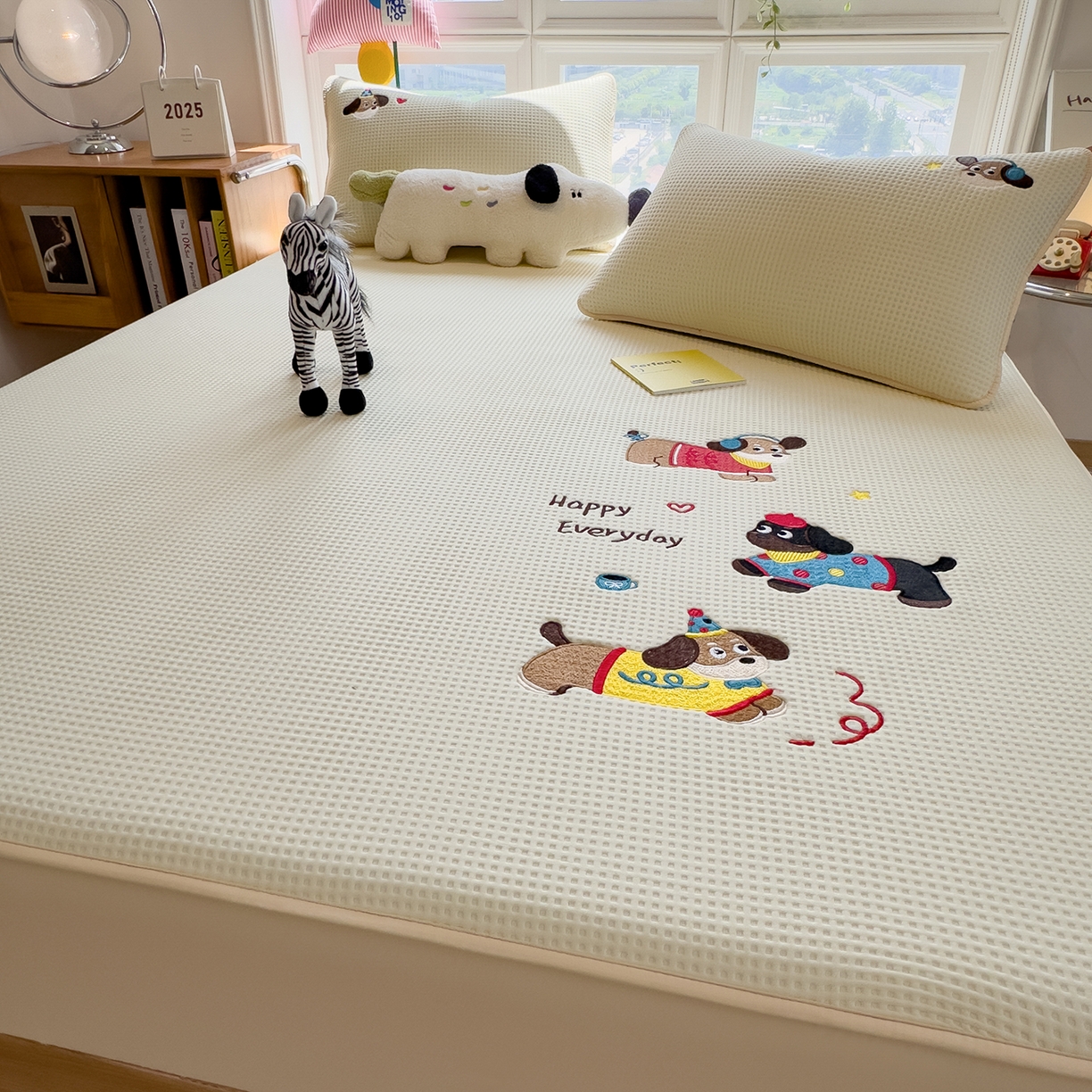 91家纺网 家纺一手货源 找家纺 宜派家纺 2025新款华夫格夹棉刺绣床笠单品卡通可爱学生宿舍单品单床笠床罩 开心小狗-淡雅黄