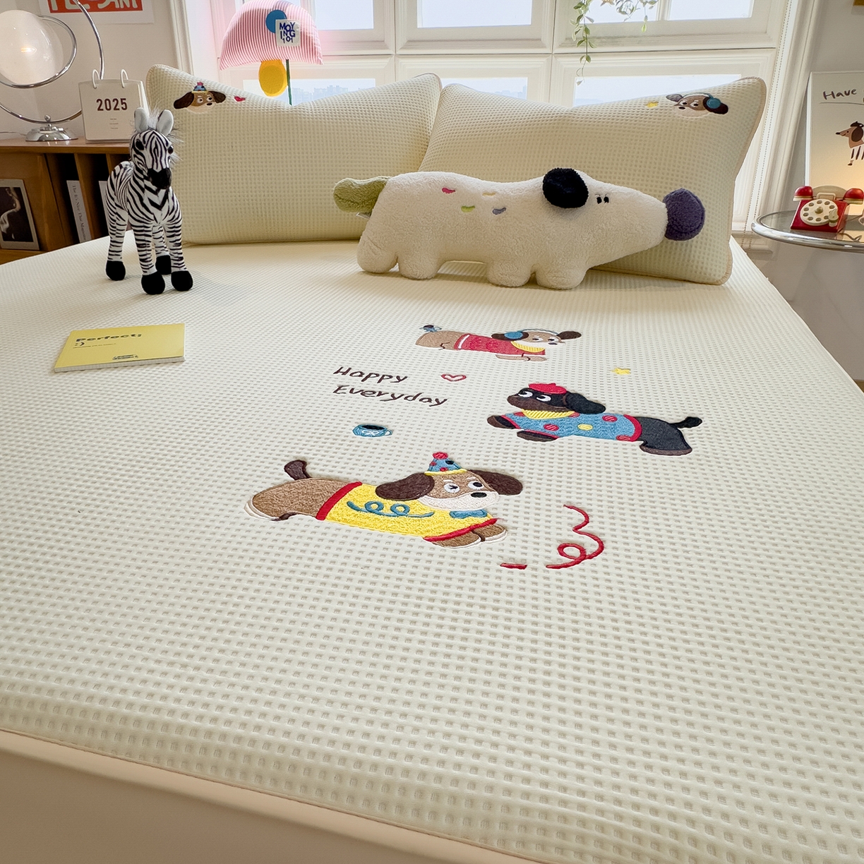 91家纺网 家纺一手货源 找家纺 宜派家纺 2025新款华夫格夹棉刺绣床笠单品卡通可爱学生宿舍单品单床笠床罩 开心小狗-淡雅黄