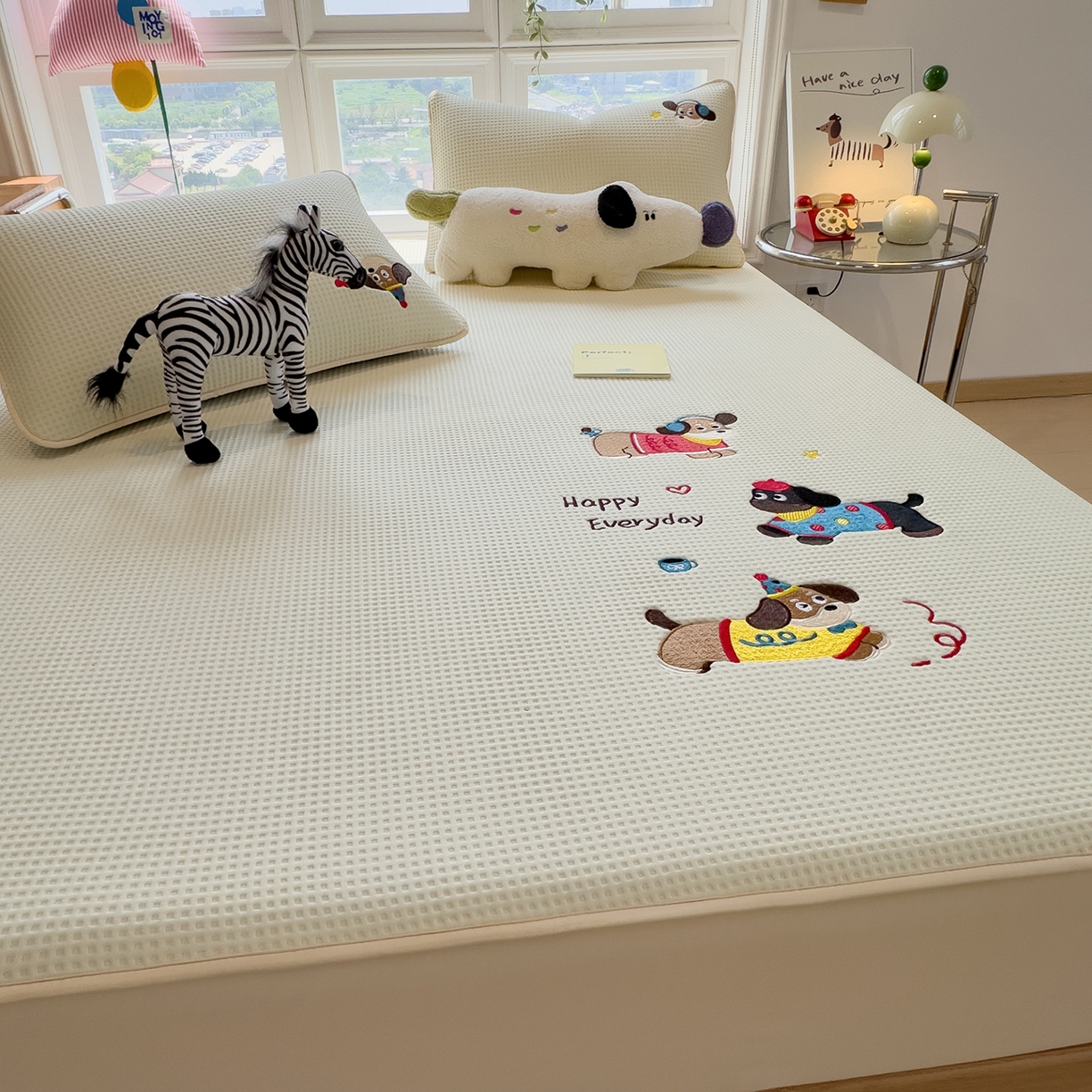 91家纺网 家纺一手货源 找家纺 宜派家纺 2025新款华夫格夹棉刺绣床笠单品卡通可爱学生宿舍单品单床笠床罩 开心小狗-淡雅黄