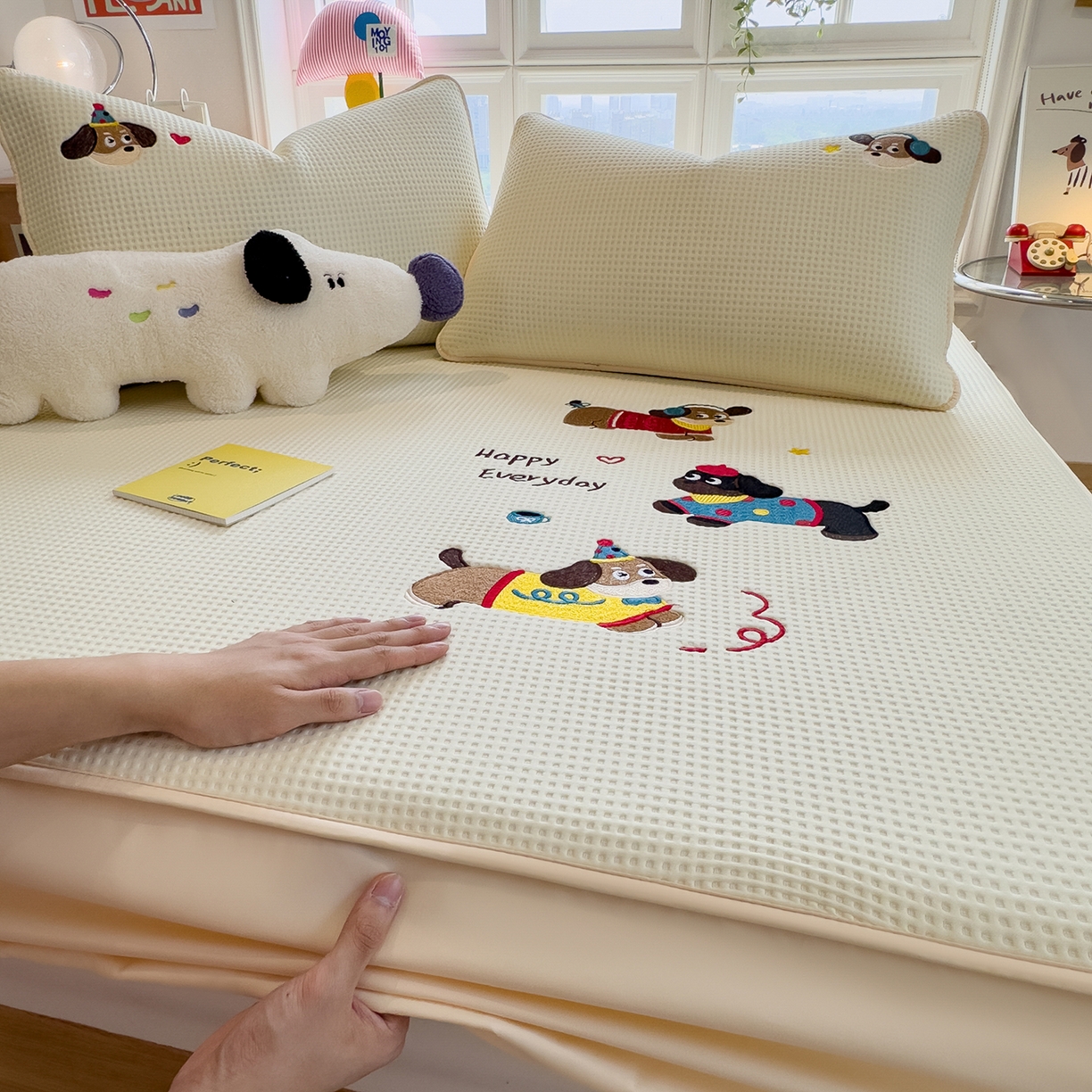 91家纺网 家纺一手货源 找家纺 宜派家纺 2025新款华夫格夹棉刺绣床笠单品卡通可爱学生宿舍单品单床笠床罩 开心小狗-淡雅黄