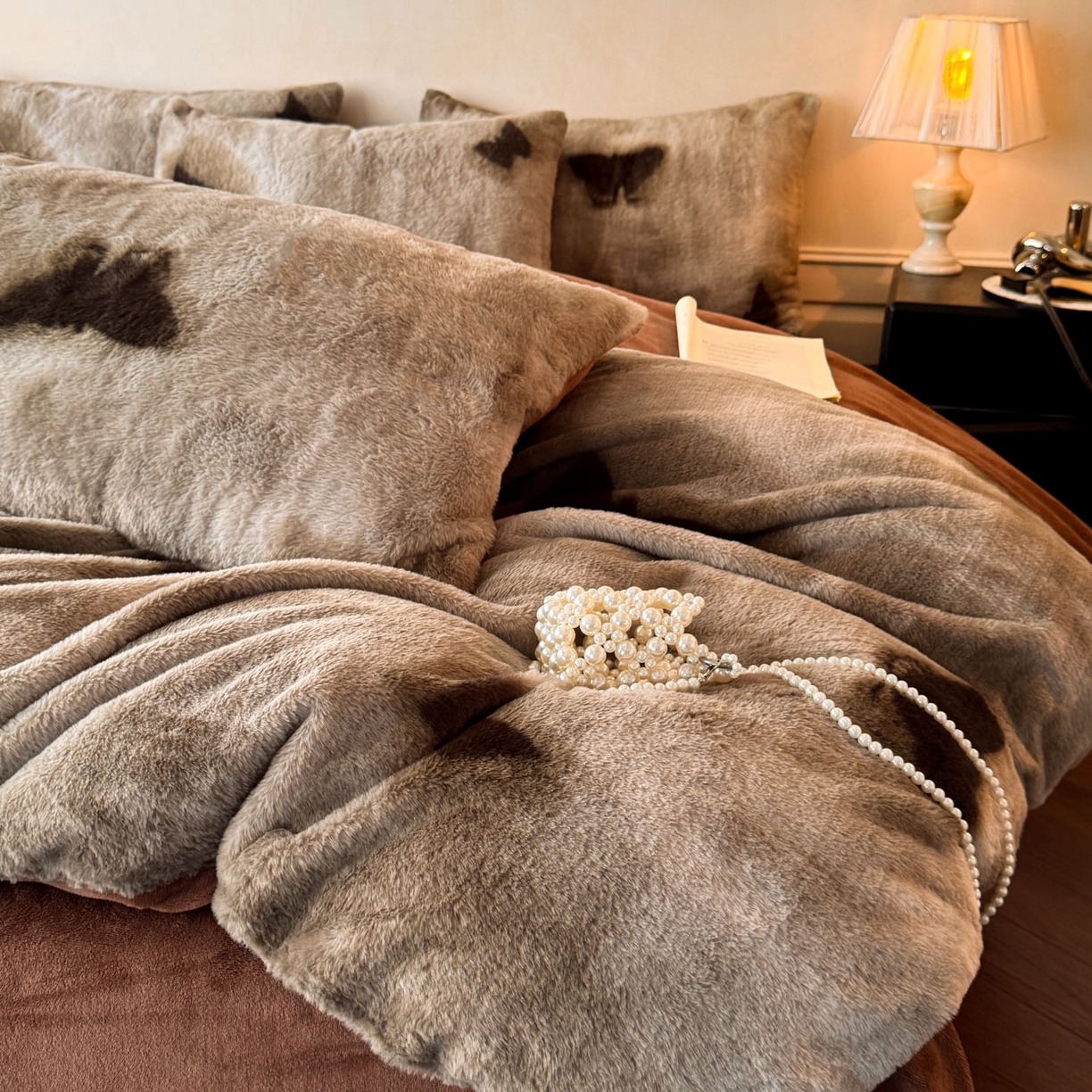 91家纺网 家纺一手货源 找家纺 吾诺家居 2025新款美拉德260克兔毛四件套数码四件套牛奶绒四件套 蝶影