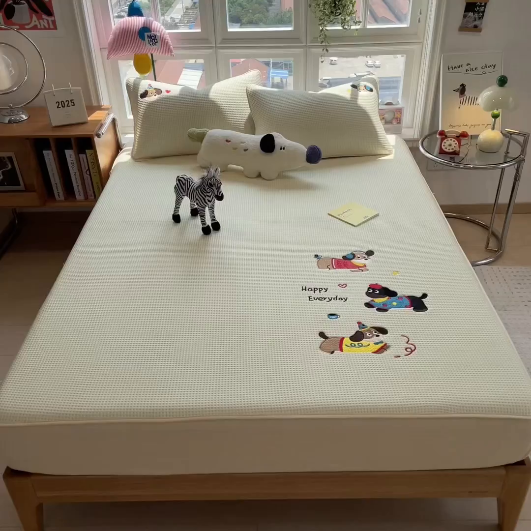 91家纺网 家纺一手货源 找家纺 宜派家纺 2025新款华夫格夹棉刺绣床笠单品卡通可爱学生宿舍单品单床笠床罩 开心小狗-淡雅黄