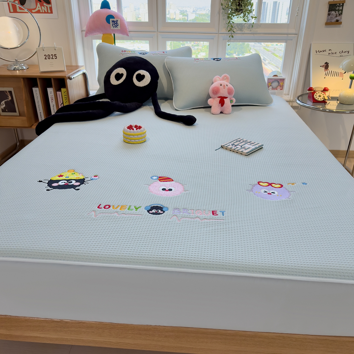 91家纺网 家纺一手货源 找家纺 宜派家纺 2025新款华夫格夹棉刺绣床笠单品卡通可爱学生宿舍单品单床笠床罩 萌趣天地-蓝絮笺