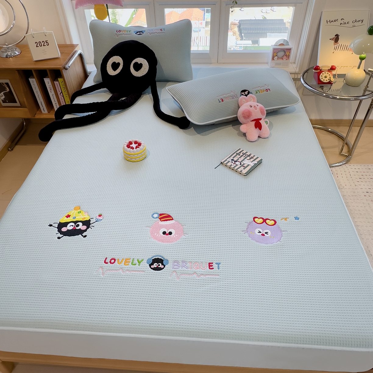 91家纺网 家纺一手货源 找家纺 宜派家纺 2025新款华夫格夹棉刺绣床笠单品卡通可爱学生宿舍单品单床笠床罩 萌趣天地-蓝絮笺