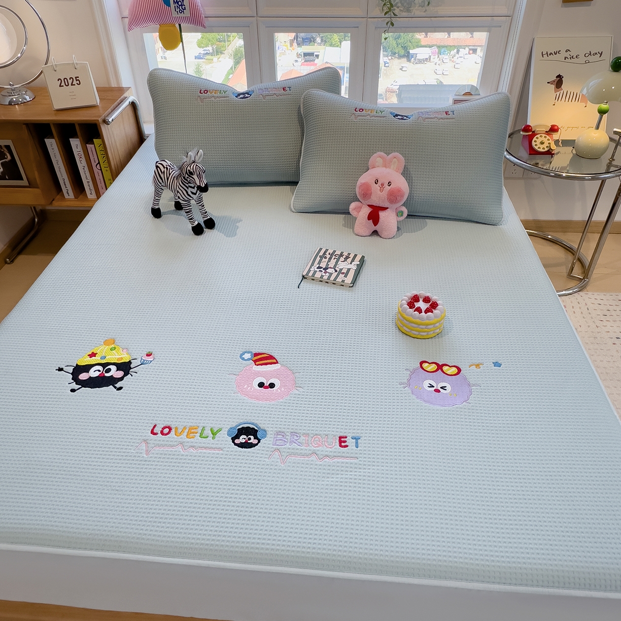 91家纺网 家纺一手货源 找家纺 宜派家纺 2025新款华夫格夹棉刺绣床笠单品卡通可爱学生宿舍单品单床笠床罩 萌趣天地-蓝絮笺