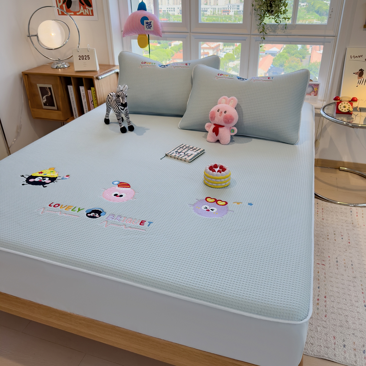 91家纺网 家纺一手货源 找家纺 宜派家纺 2025新款华夫格夹棉刺绣床笠单品卡通可爱学生宿舍单品单床笠床罩 萌趣天地-蓝絮笺