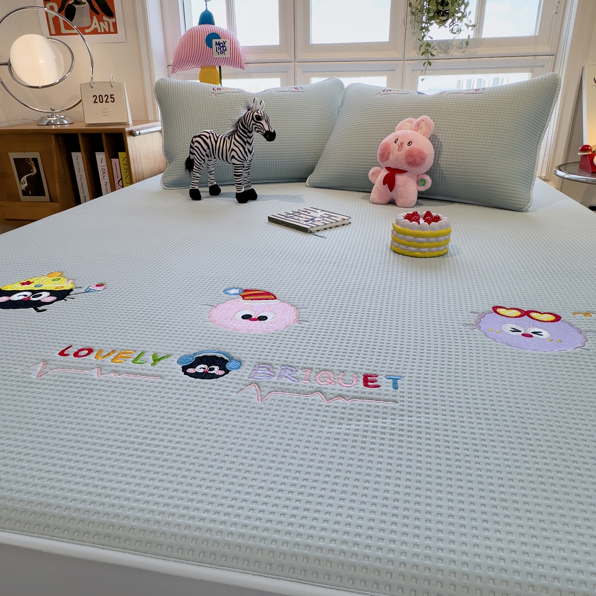 91家纺网 家纺一手货源 找家纺 宜派家纺 2025新款华夫格夹棉刺绣床笠单品卡通可爱学生宿舍单品单床笠床罩 萌趣天地-蓝絮笺