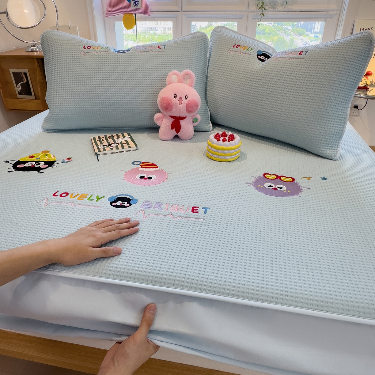 91家纺网 家纺一手货源 找家纺 宜派家纺 2025新款华夫格夹棉刺绣床笠单品卡通可爱学生宿舍单品单床笠床罩 萌趣天地-蓝絮笺