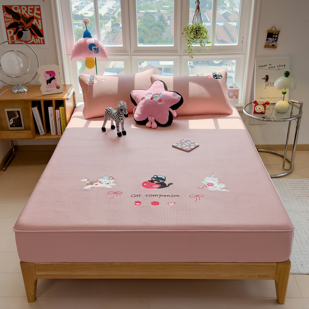 91家纺网 家纺一手货源 找家纺 宜派家纺 2025新款华夫格夹棉刺绣床笠单品卡通可爱学生宿舍单品单床笠床罩 萌趣小猫-雾纱粉