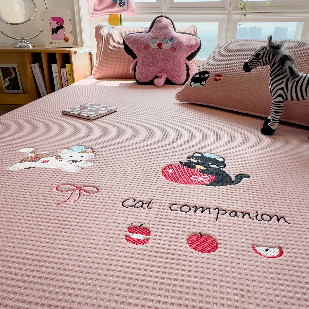 91家纺网 家纺一手货源 找家纺 宜派家纺 2025新款华夫格夹棉刺绣床笠单品卡通可爱学生宿舍单品单床笠床罩 萌趣小猫-雾纱粉