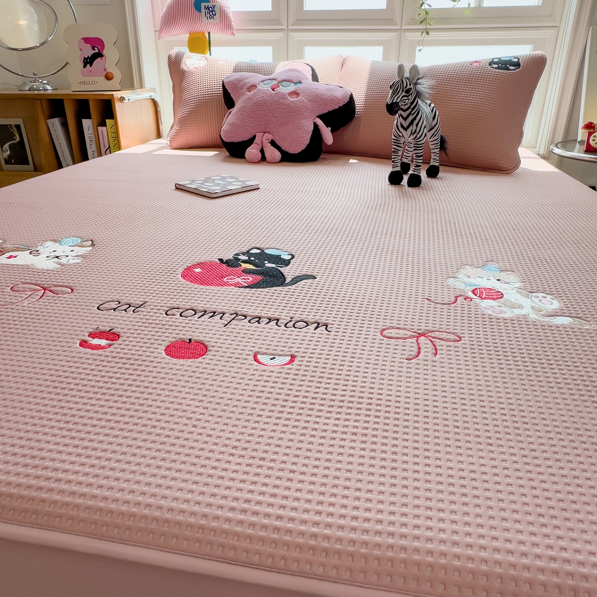 91家纺网 家纺一手货源 找家纺 宜派家纺 2025新款华夫格夹棉刺绣床笠单品卡通可爱学生宿舍单品单床笠床罩 萌趣小猫-雾纱粉